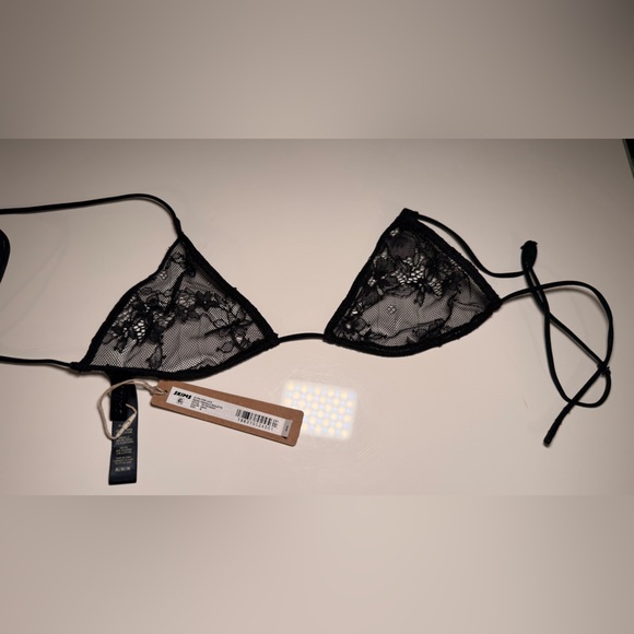 SKIMS 🖤 ultra fine micro black lace triangle string bra~ medium - Picture 3 of 8